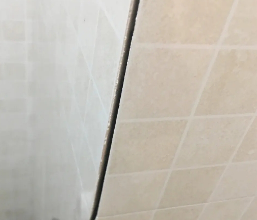 任丘瓷砖空鼓维修公司分享阳台瓷砖脱落的修复过程可以分为以下几个步骤