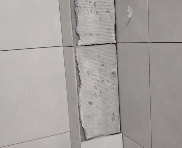 任丘瓷砖空鼓维修公司分享下瓷砖施工前基层浇水润湿程度不足，可能导致以下问题